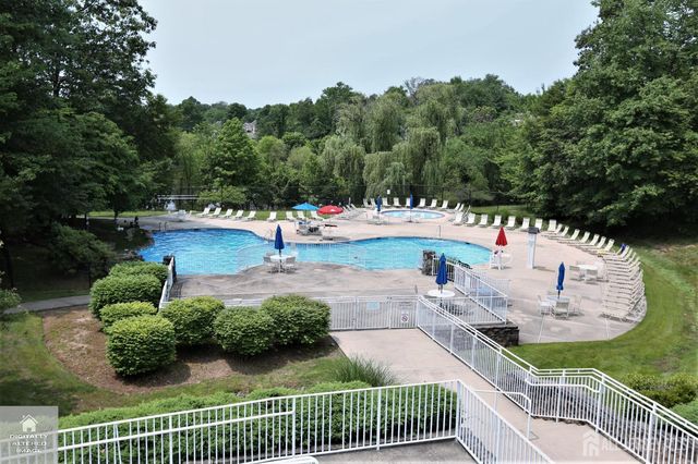 301 Park Knoll, South Brunswick, NJ 08540