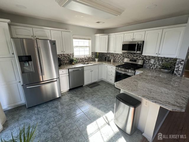 301 Park Knoll, South Brunswick, NJ 08540