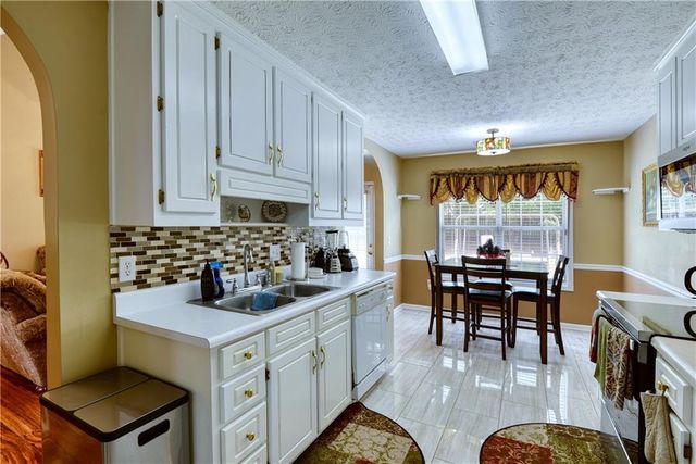 3905 Michaels Creek Way, Loganville, GA 30052