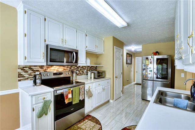 3905 Michaels Creek Way, Loganville, GA 30052