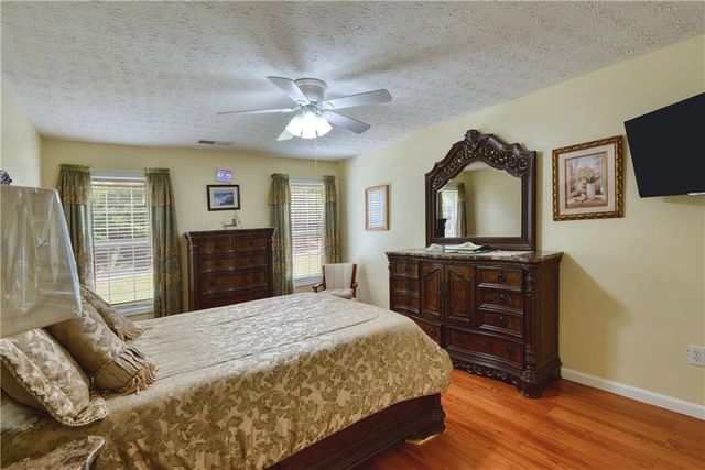 3905 Michaels Creek Way, Loganville, GA 30052