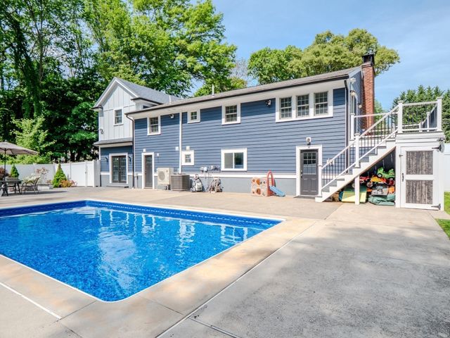 159 Mishawum Rd, Woburn, MA 01801