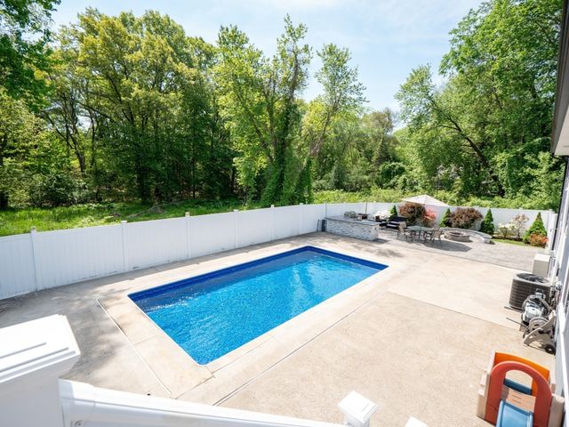 159 Mishawum Rd, Woburn, MA 01801