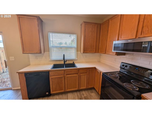 18541 Sw TAKENA Ct, Beaverton, OR 97003