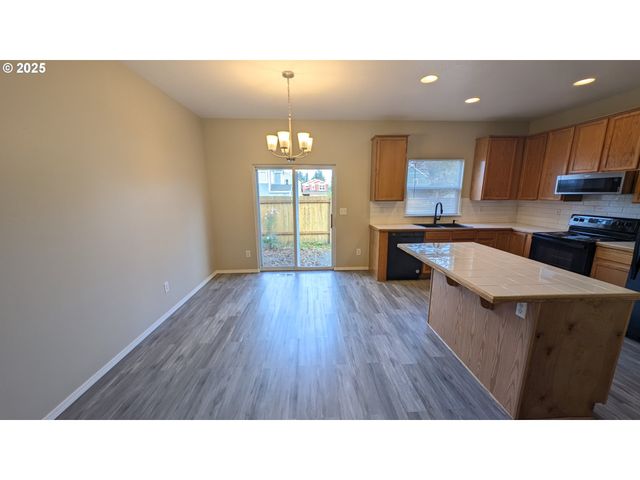 18541 Sw TAKENA Ct, Beaverton, OR 97003