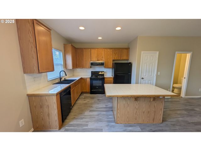 18541 Sw TAKENA Ct, Beaverton, OR 97003