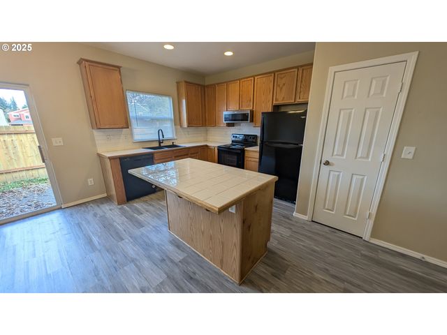 18541 Sw TAKENA Ct, Beaverton, OR 97003