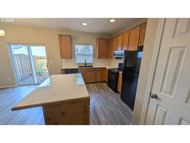 18541 Sw TAKENA Ct, Beaverton, OR 97003