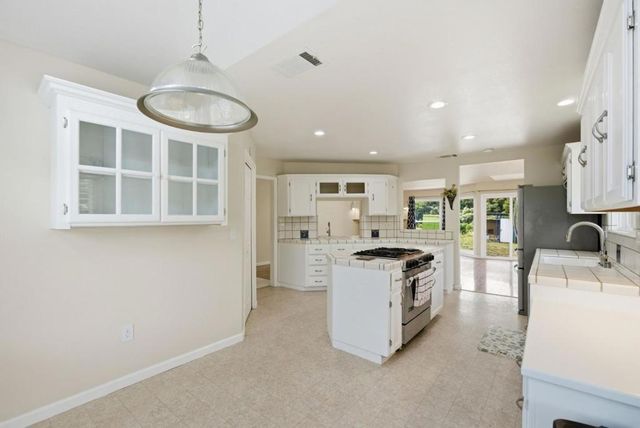 1584 Rocks Road, San Juan Bautista, CA 95045