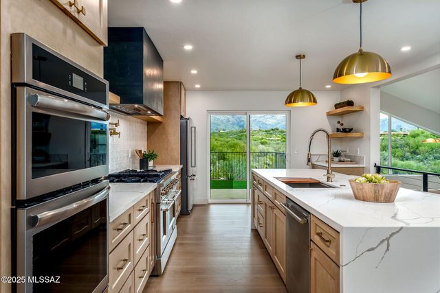 6025 E Center Village Drive, Tucson, AZ 85750