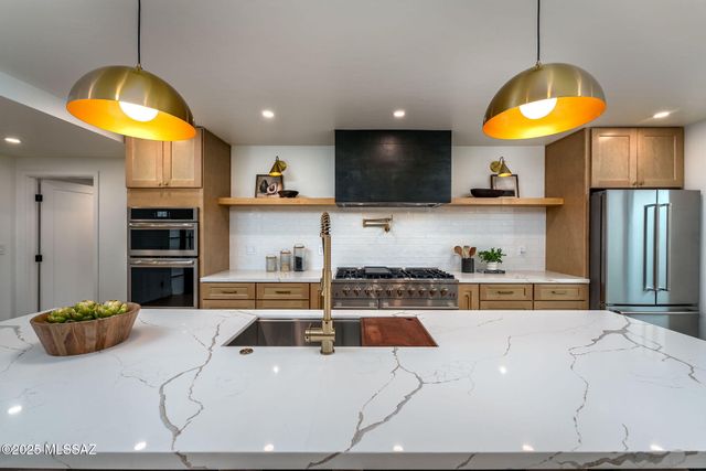 6025 E Center Village Drive, Tucson, AZ 85750