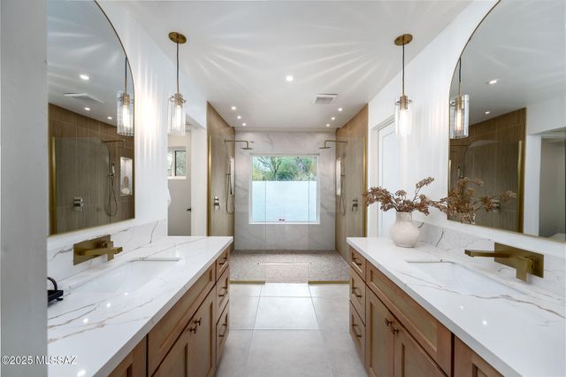 6025 E Center Village Drive, Tucson, AZ 85750