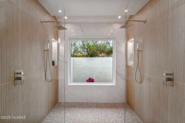 6025 E Center Village Drive, Tucson, AZ 85750