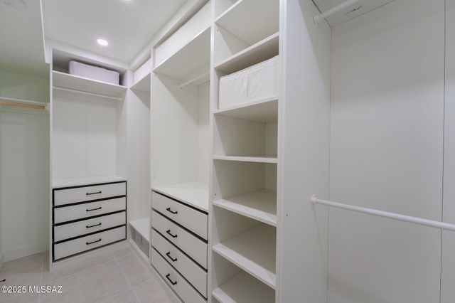 6025 E Center Village Drive, Tucson, AZ 85750