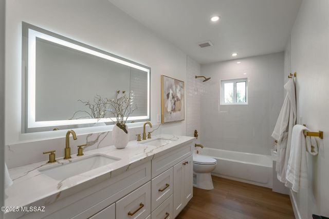 6025 E Center Village Drive, Tucson, AZ 85750