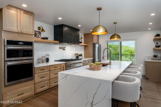 6025 E Center Village Drive, Tucson, AZ 85750