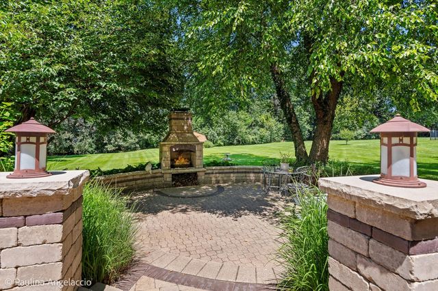 400 Bramble Lane, Deer Park, IL 60010