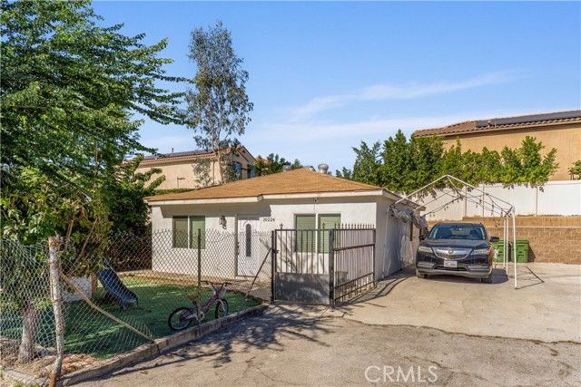 10218 Bradley, Pacoima (los Angeles), CA 91331