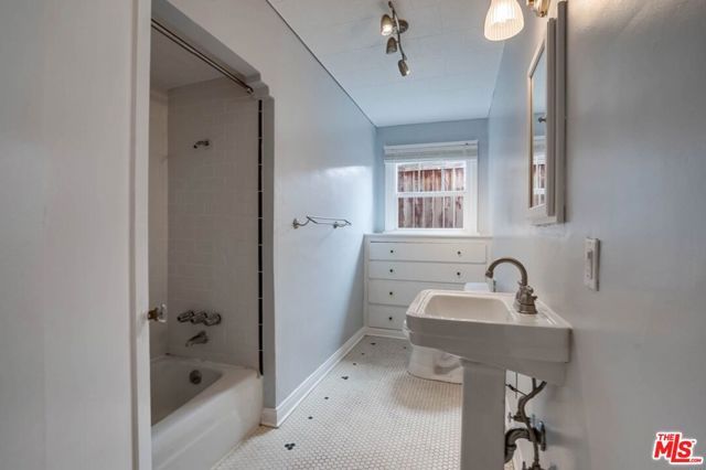 3221 Berkeley Avenue, Los Angeles, CA 90026