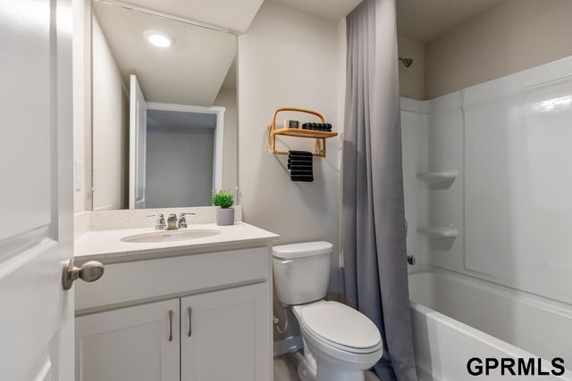 5542 N 186th Avenue, Elkhorn, NE 68022