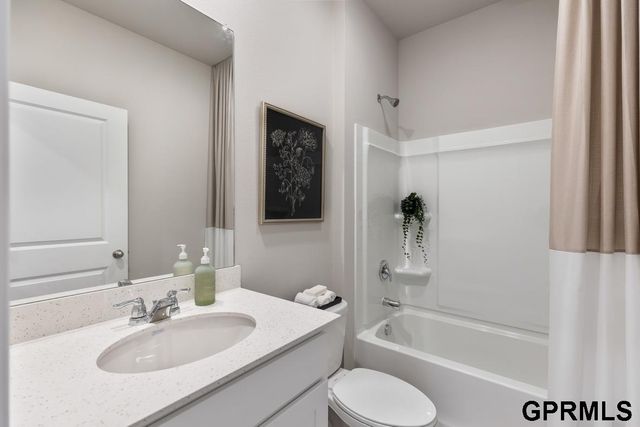 5542 N 186th Avenue, Elkhorn, NE 68022