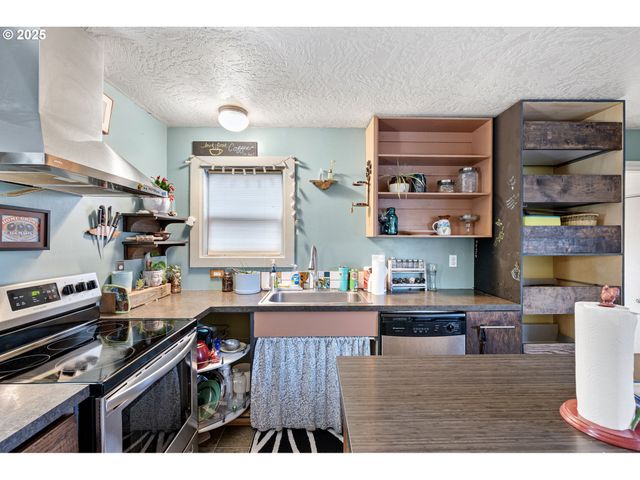 1425 E MADISON Ave, Cottage Grove, OR 97424