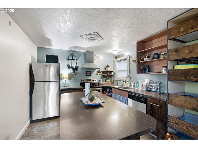 1425 E MADISON Ave, Cottage Grove, OR 97424