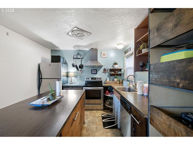 1425 E MADISON Ave, Cottage Grove, OR 97424