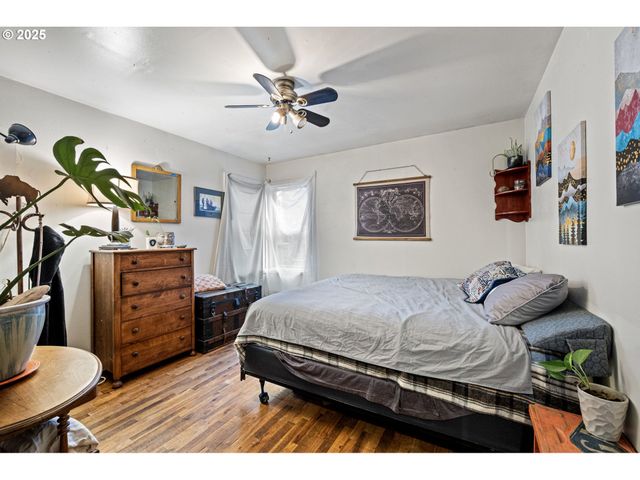 1425 E MADISON Ave, Cottage Grove, OR 97424