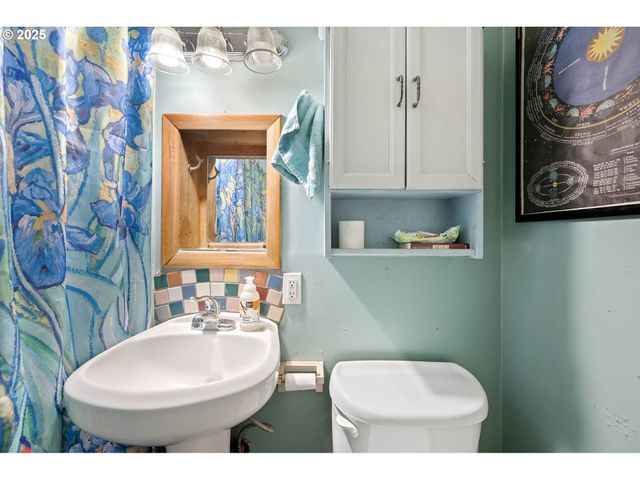 1425 E MADISON Ave, Cottage Grove, OR 97424