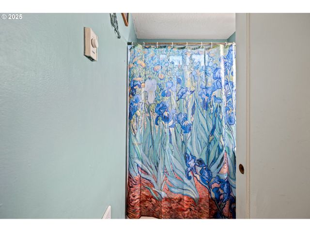 1425 E MADISON Ave, Cottage Grove, OR 97424