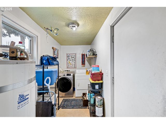 1425 E MADISON Ave, Cottage Grove, OR 97424