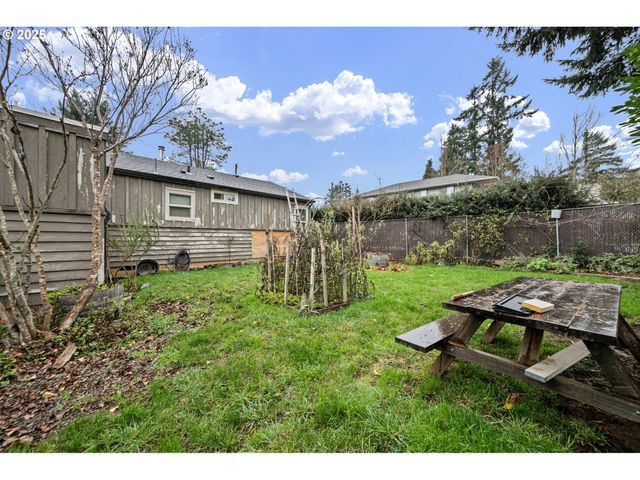 1425 E MADISON Ave, Cottage Grove, OR 97424