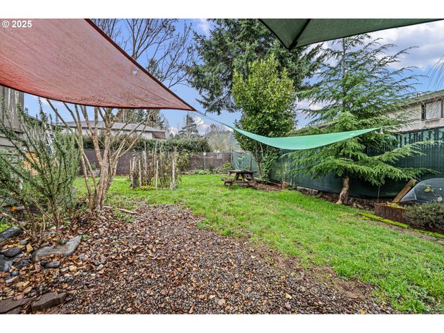 1425 E MADISON Ave, Cottage Grove, OR 97424