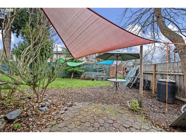 1425 E MADISON Ave, Cottage Grove, OR 97424