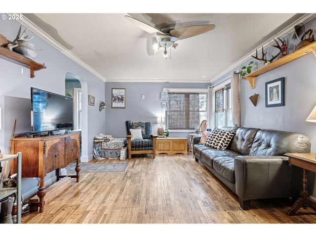 1425 E MADISON Ave, Cottage Grove, OR 97424