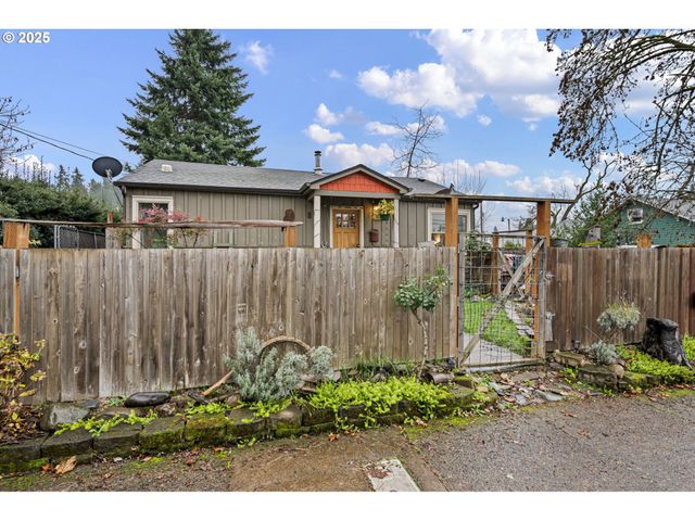 1425 E MADISON Ave, Cottage Grove, OR 97424