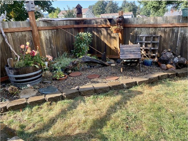 1425 E MADISON Ave, Cottage Grove, OR 97424