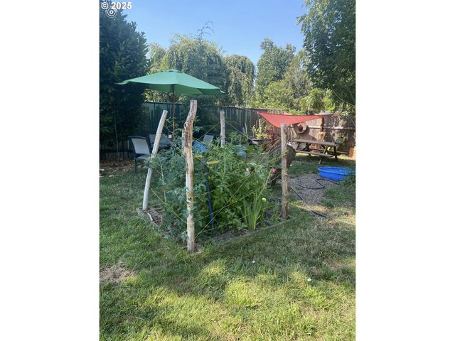 1425 E MADISON Ave, Cottage Grove, OR 97424