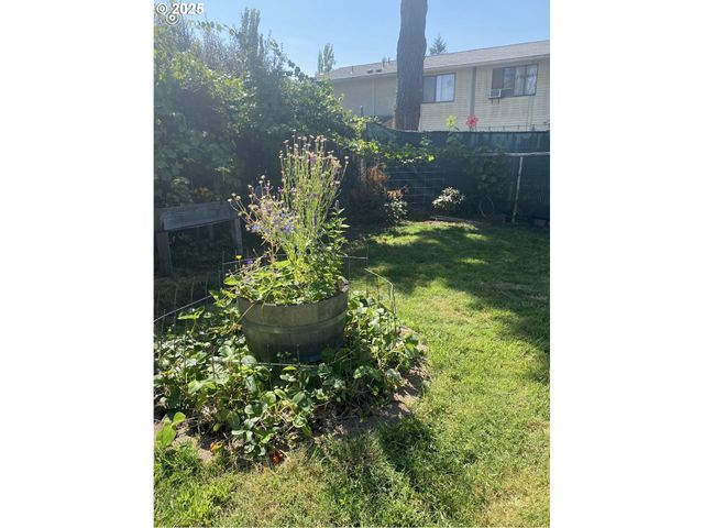 1425 E MADISON Ave, Cottage Grove, OR 97424