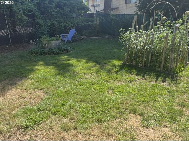 1425 E MADISON Ave, Cottage Grove, OR 97424