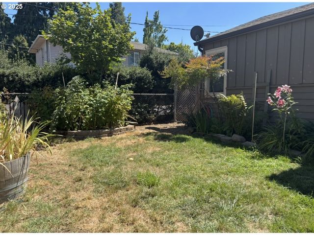 1425 E MADISON Ave, Cottage Grove, OR 97424