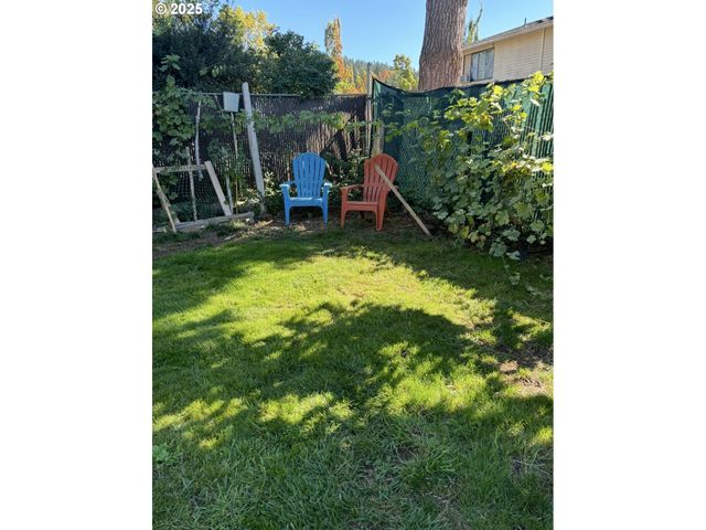 1425 E MADISON Ave, Cottage Grove, OR 97424