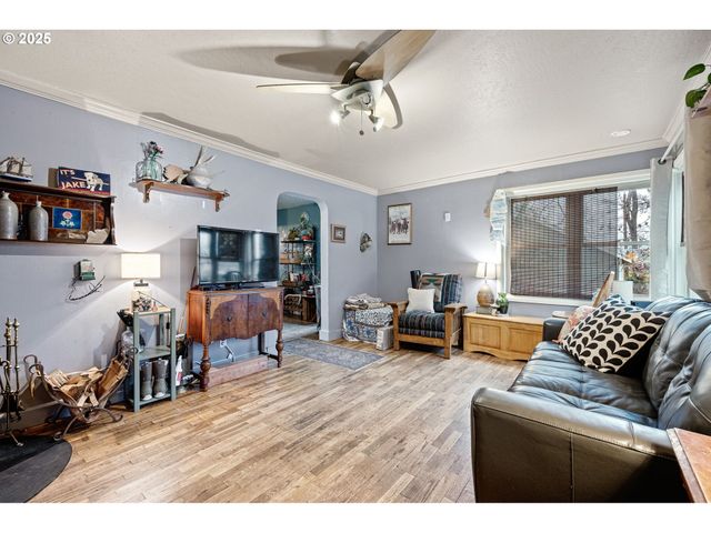 1425 E MADISON Ave, Cottage Grove, OR 97424