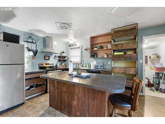 1425 E MADISON Ave, Cottage Grove, OR 97424