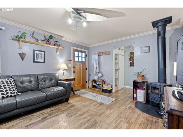 1425 E MADISON Ave, Cottage Grove, OR 97424