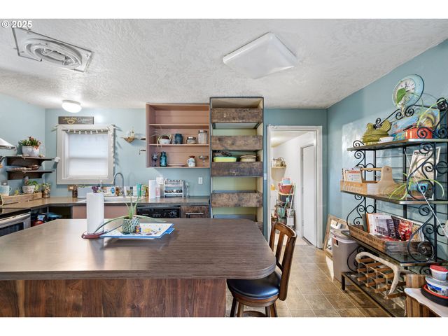 1425 E MADISON Ave, Cottage Grove, OR 97424