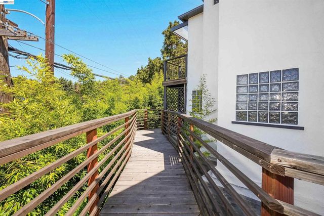 7301 Hillmont Dr, Oakland, CA 94605