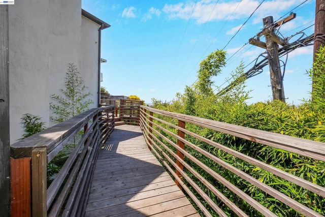 7301 Hillmont Dr, Oakland, CA 94605