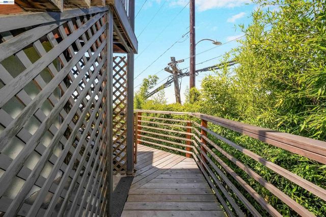 7301 Hillmont Dr, Oakland, CA 94605